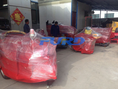 福瑞得機(jī)械座駕壓路機(jī)、大容量灌縫機(jī)，小型灌縫機(jī)包裝完畢準(zhǔn)備發(fā)貨