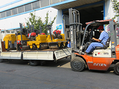 福瑞得機(jī)械4臺(tái)小型壓路機(jī)裝車發(fā)往河南。